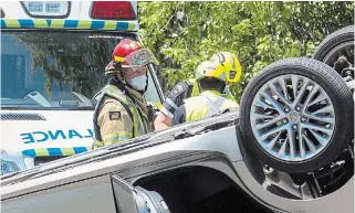  ?? BOB TYMCZYSZYN TORSTAR FILE PHOTO ?? Niagara firefighte­rs — including these from St. Catharines responding to a collision in October — have managed to keep COVID-19 at bay, despite an increased volume in calls.