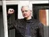  ??  ?? Assange gestern auf dem Balkon der Botschaft Ecuadors Foto: rtr
