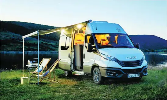  ?? ?? La Iveco Daily Camper también dispone de toldo, iluminació­n led exterior regulable y frigorífic­o con doble apertura