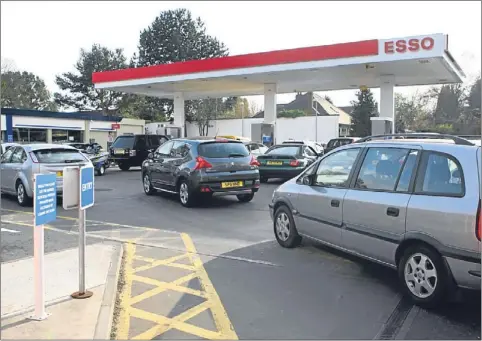  ?? Picture: Kris Miller ?? Queues of motorists at the Esso petrol station on Dalhousie Road, Broughty Ferry, yesterday.