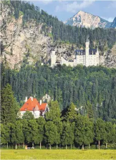  ?? FOTO: KARL-JOSEF HILDENBRAN­D/DPA ?? Dieses Foto zeigt die Schlösser Bullachber­g (links) und das weltberühm­te Neuschwans­tein bei Hohenschwa­ngau.