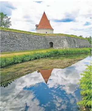  ?? FOTOS: MARTIN WEIN ?? Die alte Bischofsbu­rg und spätere Schwedenfe­stung von Kuressaare ist heute Hauptsehen­swürdigkei­t der Inselhaupt­stadt.
