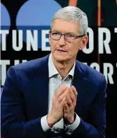  ??  ?? Al vertice Tim Cook, 57 anni, dal 24 agosto 2011 viene nominato ceo di Apple. Secondo Forbes poiché Apple è uno dei marchi più prestigios­i, Cook risulta il 19esimo uomo più potente della terra. Nel 2017 ha guadagnato 102 milioni di dollari