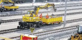  ?? BILDer: Oliver Braun ?? Im Bahnhof Sande werden alle Gleise aufgenomme­n und nach einem neuen Spurplan neu verlegt.