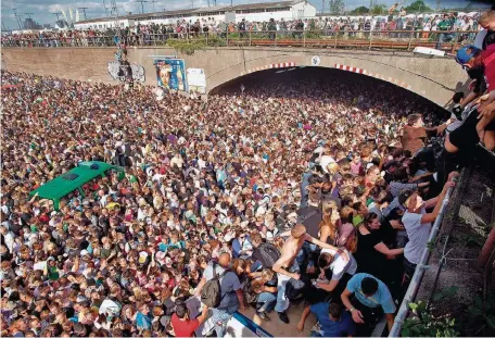  ?? FOTO: ACTION PRESS ?? Das verheerend­e Loveparade-Unglück nimmt seinen Lauf: Während die einen noch feiern, bricht eine Panik aus.