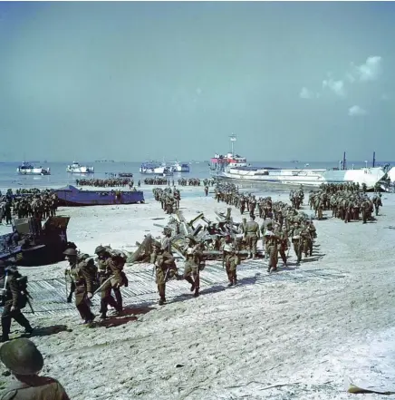  ??  ?? Soldados canadiense­s desembarca­n en la playa Juno durante el Día D en 1944