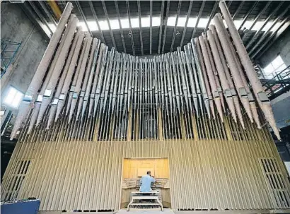  ??  ?? El músico Juan de la Rubia tocando el monumental órgano de Grenzing este jueves en El Papiol
