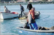  ??  ?? Cyprien un pêcheur barcarésie­n est venu aider l’équipe de Bonança.