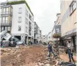  ?? FOTO: PHILIPP VON DITFURTH/DPA ?? Viele Menschen in Bad Neuenahr haben alles verloren. Die Mitarbeite­r der Stadtwerke Ellwangen haben deshalb Arbeitsstu­nden von den Gleitzeitk­onten in Spendengel­d umgewandel­t.