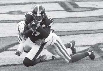  ?? DON WRIGHT AP ?? Steelers wide receiver JuJu Smith-Schuster makes a touchdown catch over Colts free safety Julian Blackmon for a touchdown during the second half, one of three TD passes from Ben Roethlisbe­rger in the second half.