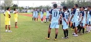  ?? RIZKA PERDANA PUTRA/JAWA PSO ?? PEMATANGAN: Harmadi (kiri) dan Adi Putra Setiawan memimpin latihan di Stadion Jenggolo, Sidoarjo kemarin (17/4).