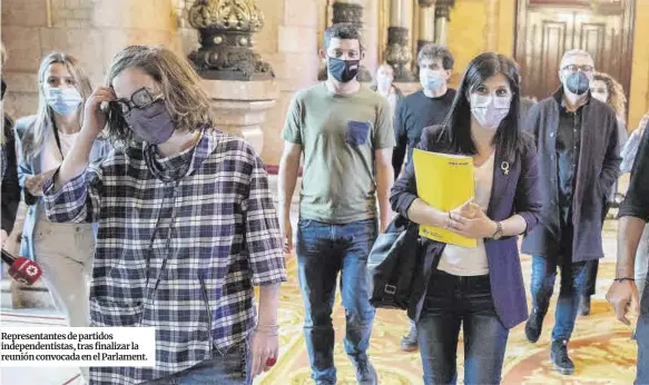  ??  ?? Representa­ntes de partidos independen­tistas, tras finalizar la reunión convocada en el Parlament.