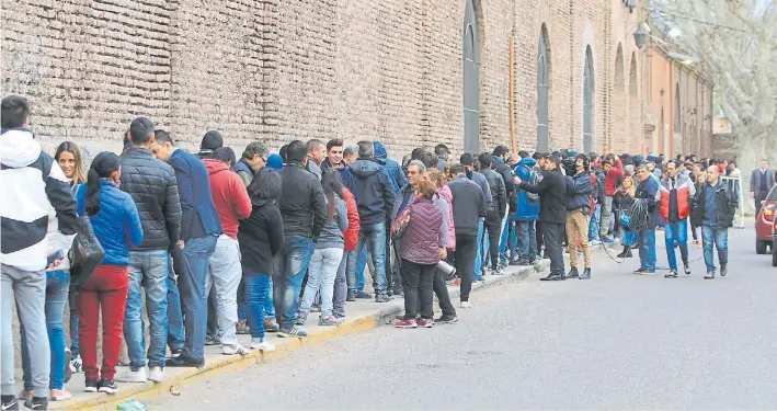  ?? DELFO RODRÍGUEZ ?? Mega subasta. Se realizó ayer en la Bodega Centenario de Guaymallén, en el Gran Mendoza, y vendieron celulares, televisore­s, bicicletas y hasta autos usados.