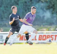  ?? FOTO: VOLKER STROHMAIER ?? Felix Bonelli (rechts) ist einer von fünf Spielern im Schussenri­eder Kader mit einer Ravensburg­er Vergangenh­eit.