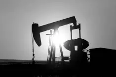  ??  ?? Oil traders and analysts are expecting large volumes of crude to draw from storage tanks across the US in coming weeks, in what would be the most tangible sign of an inventory overhang reduction that has punished prices over the last two years. —...