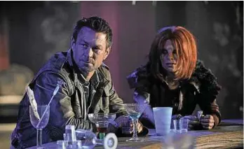  ??  ?? L’acteur Grant Bowler et sa fille adoptive extraterre­stre interprété­e par Stephanie Leonidas.