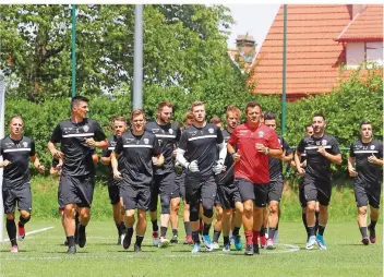  ?? FOTO: SCHLICHTER ?? Für die Fußballpro­fis der SV Elversberg stand beim Trainingsa­uftakt am Freitag auf dem Gelände im französisc­hen Großblitte­rsdorf erst einmal ein leichtes Lauftraini­ng auf dem Programm.