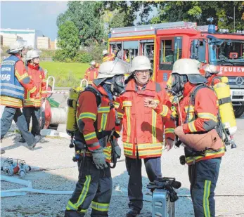  ?? FOTO: BLANKENHOR­N ?? Kerkinger und Bopfinger Feuerwehrl­eute haben gemeinsam geübt.