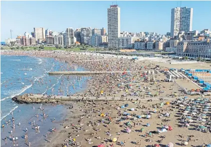  ?? LEANDRO GIANNONE ?? A la playa. El buen clima colaboró para que los turistas aprovechar­an los balnearios.