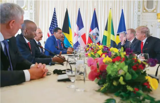  ?? AP ?? FLORIDA, EEUU. El presidente Donald Trump durante la reunión con los presidente­s de RD, Danilo Medina, y de Haití, Jovenel Moïse, y los primeros ministros Hubert A. Minnis, de Bahamas; Andrew Holness, de Jamaica, y Allen Michael Chastanet, de Santa Lucía. Estuvieron presentes funcionari­os de su gobierno.