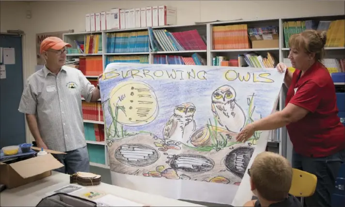  ?? DAN EVERS PHOTO ?? Stephanie Collins of Farm Smart explaining the burrowing owl project to Meadows students.