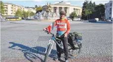  ?? FOTO:KING ?? Ein Exot in Tiflis: Hamid, ein iranischer Tourist, fällt mit seinem Fahrrad auf. Die Einheimisc­hen lieben dagegen eher das Auto.