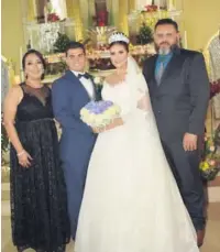  ??  ?? &gt; Juanita de Alba y Fabián Sánchez apadrinaro­n a los recién casados.