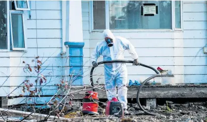  ?? ?? Asbestos removal begins at the first Category 3 home to be demolished in the region on Gilbertson Rd in Pa¯ko¯whai.