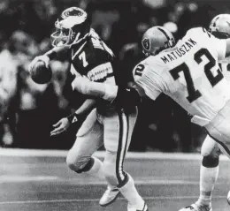  ?? AP ?? Eagles quarterbac­k Ron Jaworski scrambles away from Oakland Raiders defensive end John Matuszak in the first half of Super Bowl XV in New Orleans on Jan. 25, 1981. Mentally spent, the Eagles let a championsh­ip opportunit­y slip away in a 27-10 loss to the Raiders in 1981, in the team’s first Super Bowl appearance.