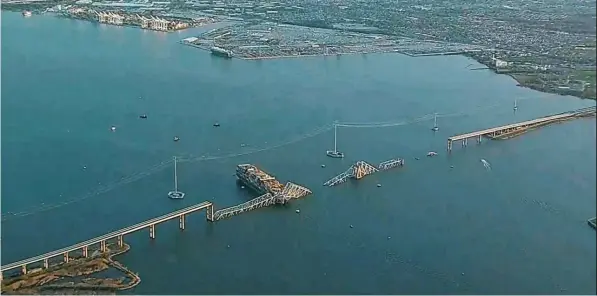  ?? Foto: Uncredited/WJLA, dpa ?? Blick auf die Francis Scott Key Bridge in Baltimore nach der Kollision eines Containers­chiffs mit der Autobrücke.