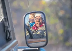  ??  ?? Yazema en acción, conduciend­o su vehículo durante un safari