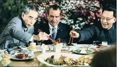  ?? BETTMANN / GETTY ?? Zhou Enlai (izquierda) coge comida frente a Nixon en 1972