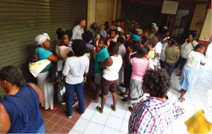  ?? Photos: Stefan Goosen ?? Ewan Seton of One Knysna addresses a group of Knysna residents who wanted to collect some clothing late Tuesday afternoon, 17 April. Seton could not allow them in though as the councillor who organised for them to collect their 10 items each had not...