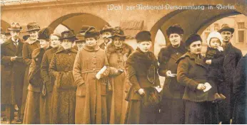  ?? FOTOS: EPD ?? Das Foto zeigt die Warteschla­nge bei der Wahl der Nationalve­rsammlung am 19.1.1919 in Berlin.