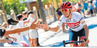  ?? JAVIER LIZÓN / EFE ?? Juanpe López recibe el saludo de sus paisanos al paso de la Vuelta a España por Lebrija.