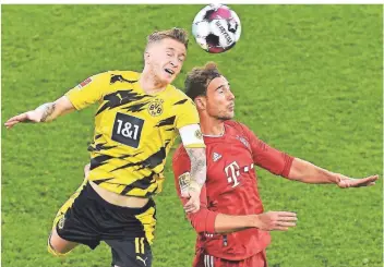  ?? FOTO: MARTIN MEISSNER/AP ?? Flugshow im Ligagipfel: Dortmunds Marco Reus (l.) und Bayerns Leon Goretzka im Kopfballdu­ell.