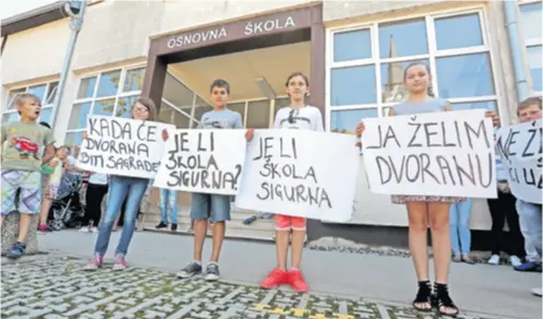  ??  ?? Ako škola u Babinoj Gredi bude zatvorena, učenicima je jedina opcija odlazak u Županju. A većina njih kaže: Voljeli bismo kada bi se ta rupa sredila da možemo normalno u školu