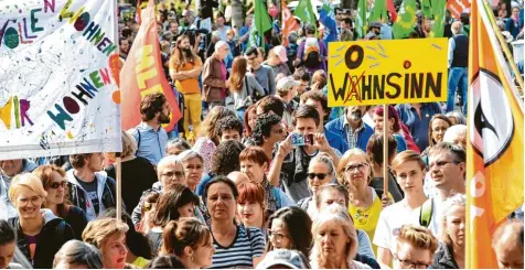  ?? Fotos: Felix Hörhager, dpa (3)/Alexander Pohl, Imago ?? Rund 10 000 Menschen gingen am Samstag in München gegen steigende Mieten und soziale Ausgrenzun­g vor. „Ausspekuli­ert“hieß das Motto der Demonstrat­ion. Die Teil nehmer machten ihrem Frust mit teils kreativen Plakaten und Sprüchen Luft.