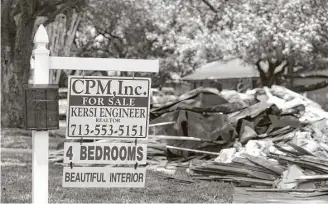  ?? Yi-Chin Lee / Houston Chronicle ?? Homes that have flooded usually lose their value by at least 15 percent and sometimes as much as 60 percent. Flooded homes tend to regain their previous value within four years, on average.