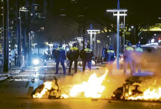  ?? ?? Rotterdam war der Hotspot der Proteste gegen Corona-Maßnahmen am Wochenende in den Niederland­en.