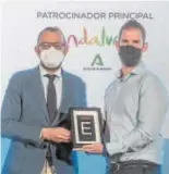  ?? ?? MISUTO. Alberto Ortiz entrega el premio del público al mejor restaurant­e de cocina internacio­nal a Alejandro Salido.