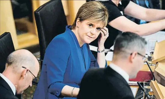  ?? JEFF J MITCHELL / GETTY ?? La primera ministra escocesa, Nicola Sturgeon, ayer durante su intervenci­ón ante el Parlamento de Holyrood