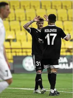  ?? Foto: FC Sheriff ?? Dimitris Kolovos gratuliert Torschütze Sébastien Thill.