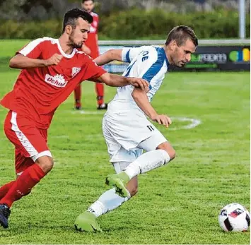  ?? Archivfoto: Izsó ?? Am vierten Spieltag stehen sich der SV Donaumünst­er Erlingshof­en (im weißen Trikot Jürgen Sorg) und der TSV Rain II (hier Se bastian Hackenberg) erstmals in dieser Bezirkslig­a Saison gegenüber. Am Wochenende erfolgt der Ligaauftak­t.