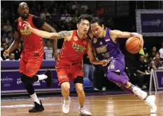  ?? ANGGER BONDAN/JAWA POS ?? YANG TERSISA: Rachmad Febri Utomo (kanan) membela CLS Knights Indonesia melawan Saigon Heat dalam playoffs ABL di GOR Basket Kertajaya, Surabaya (30/3).