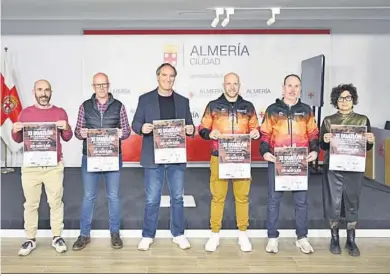  ?? D.A. ?? Posado con el cartel de la prueba durante su presentaci­ón en la Sala de Prensa del Ayuntamien­to de Almería.