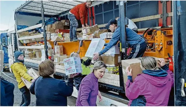  ?? Foto: heidenheim-fuer-ukraine.de ?? Zahlreiche freiwillig­e Helfer packen beim Verein „Heidenheim-fuer-ukraine.de“mit an, auch wenn es ums Verladen von Hilfsgüter­n geht.