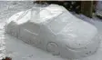  ??  ?? Endlich ein eigener Porsche… – Leon‰ hard und Moritz haben ihn sich einfach aus Schnee gebaut. .