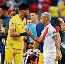  ?? AFP ?? ►PORTO ALEGRE, Brasil. Los jugadores de Perú se felicitan aunque no se fueron contentos tras igualar con Venezuela.