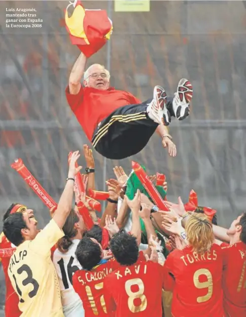  ?? IGNACIO GIL ?? Luis Aragonés, manteado tras ganar con España la Eurocopa 2008